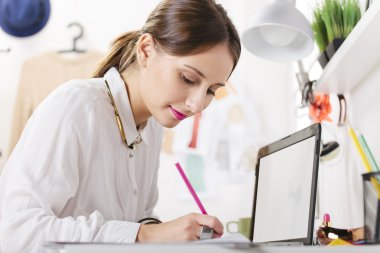 yaratıcı çalışma alanında çalışan moda kadın blogger.