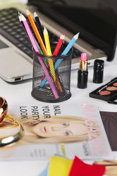 不同的铅笔的颜色在时尚办公桌的特写. — 图库照片
