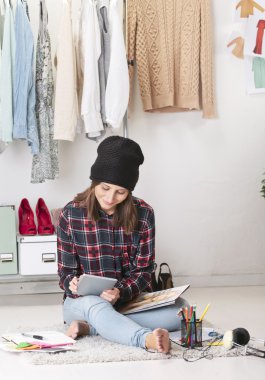 casual blogger kadın moda ofisinde dijital tablet ile çalışma.