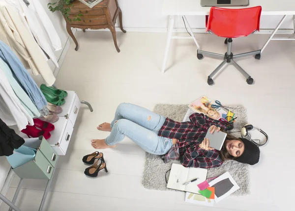 Alkalmi blogger nő dolgozik az irodájában divat. — Stock Fotó