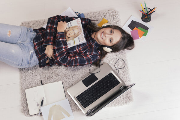 Случайный блогер женщина показывает журнал в своем офисе моды
.