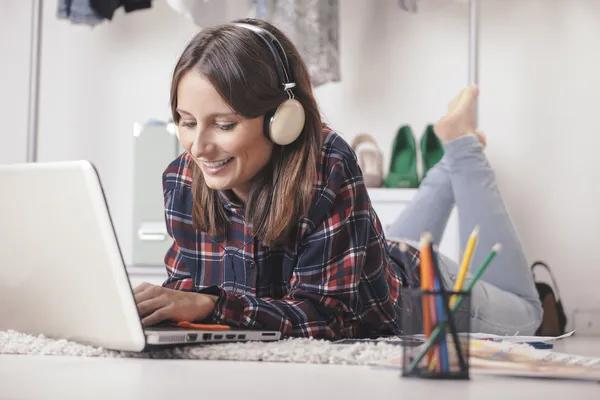 Mulher blogueira casual trabalhando com laptop em seu escritório de moda . Fotografia De Stock
