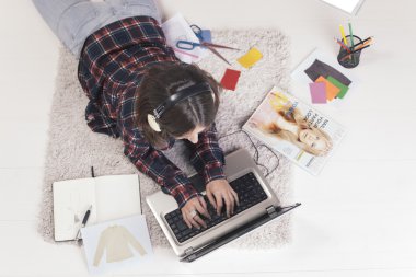 casual blogger kadın moda ofisinde laptop ile çalışma.