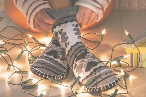 Vrouw met gezellige sokken op christmas tijd. — Stockfoto