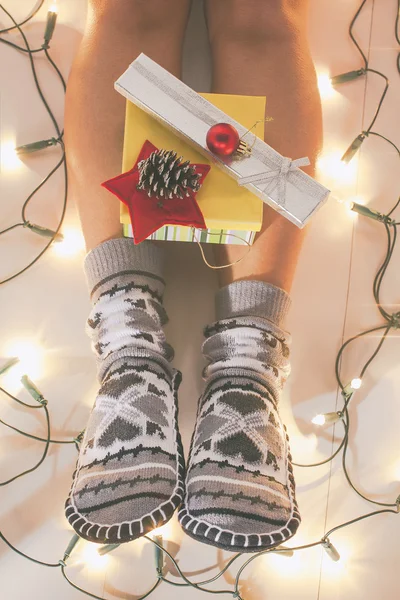 Frau mit kuscheligen Socken zur Weihnachtszeit. — Stockfoto