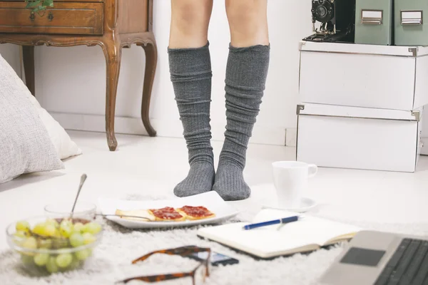 Primer plano de piernas casual asiático mujer en casa . — Foto de Stock