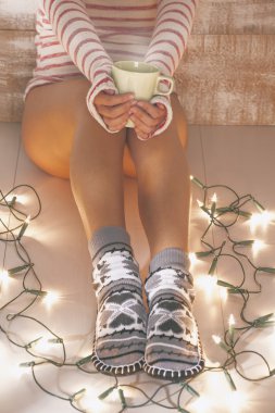 kadın Noel zamanında rahat çorap.