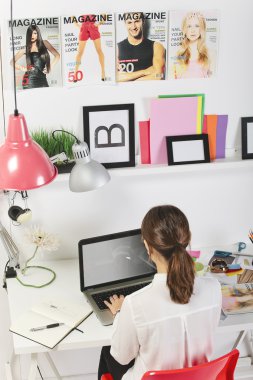 yaratıcı çalışma alanında çalışan moda kadın blogger.