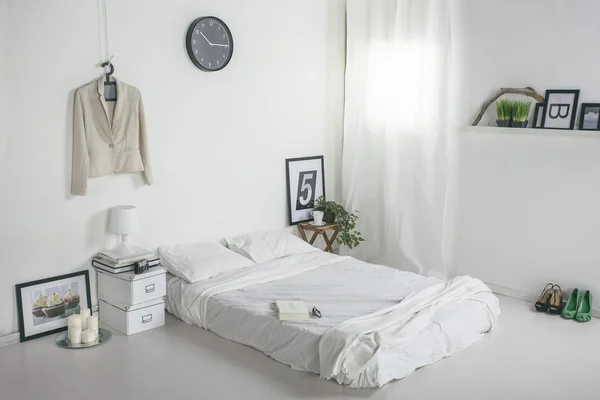 Beyaz yatak odası. — Stok fotoğraf