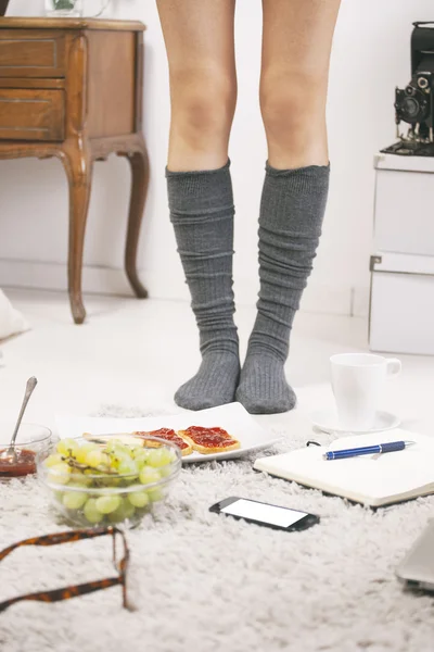 Primer plano de piernas casual asiático mujer en casa . — Foto de Stock