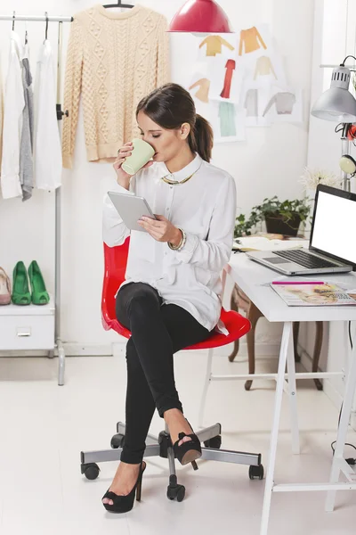 Fashion woman blogger working in a creative workspace with digit — Stock Photo, Image