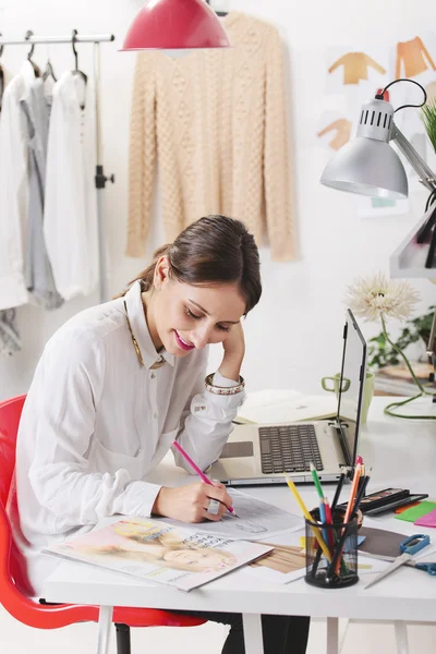 Mulher de moda blogueira trabalhando em um espaço de trabalho criativo . — Fotografia de Stock