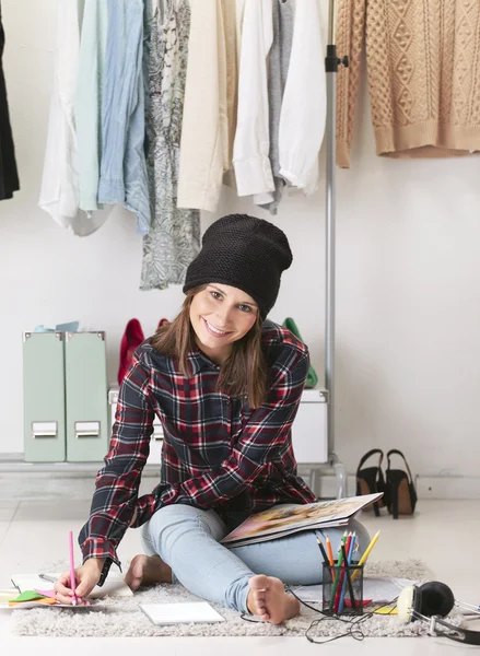 Mulher blogueira casual fazendo esboços de moda em seu escritório . — Fotografia de Stock