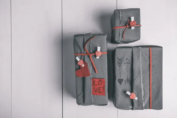 Του Αγίου Βαλεντίνου δώρα κουτί με hipster στολίδια. Αεροφωτογραφία. — Φωτογραφία Αρχείου