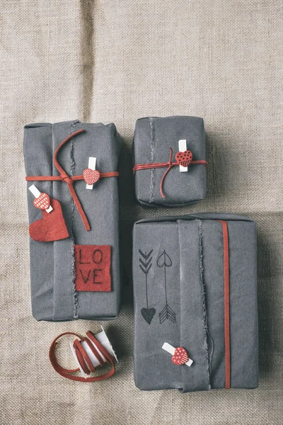 Alla hjärtans presenter låda med hipster ornament. Flygfoto. — Stockfoto