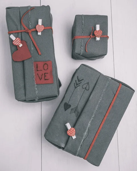 Valentines Geschenkbox mit Hipster-Ornamenten. Luftbild. — Stockfoto