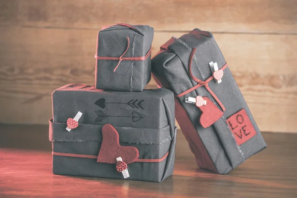 Valentinstag Geschenke Box mit Hipster-Ornamenten. — Stockfoto