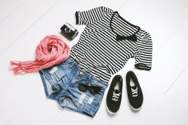 yükü gerekli modern kadın.