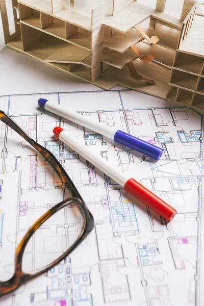 Close-up van de bouw van model en een plan van de bouw. — Stockfoto