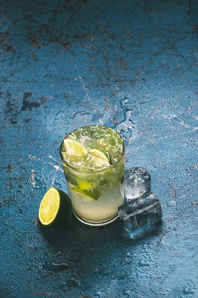 Fresh caipirinha cocktail with lime and ice. — Stock Photo, Image