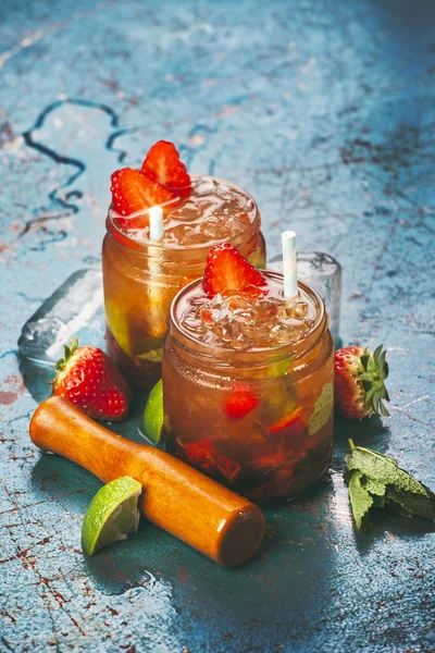 Due cocktail di mojito alla fragola fresca . Foto Stock