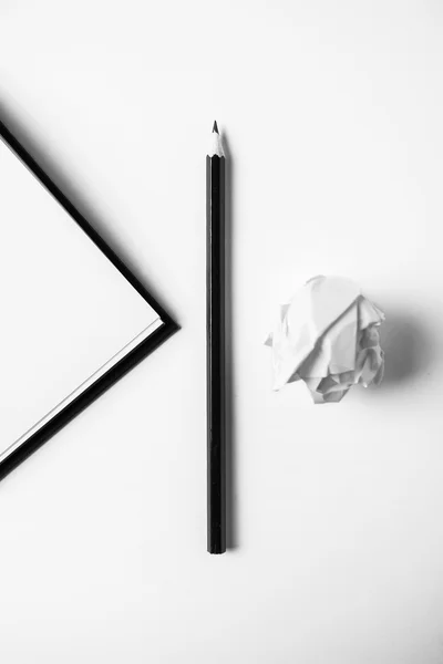 本と鉛筆と白い机の上のしわくちゃの紙のクローズ アップ. — ストック写真