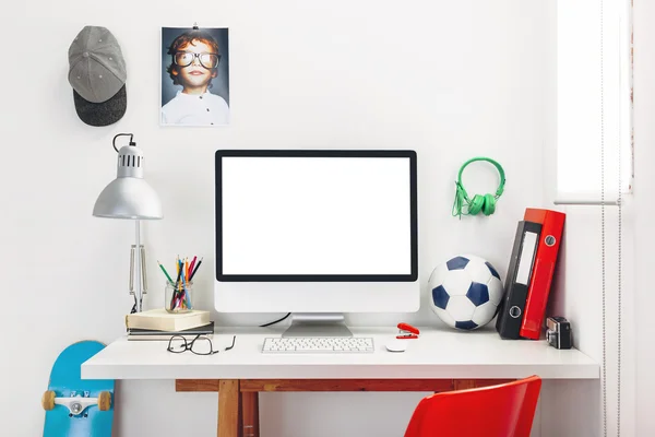 Bureau in de slaapkamer van een kind. — Stockfoto