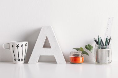 beyaz zemin üzerinde DIY ofis dekorasyon.