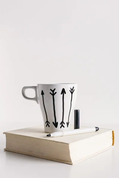 Witte koffiemok met pijlen. — Stockfoto