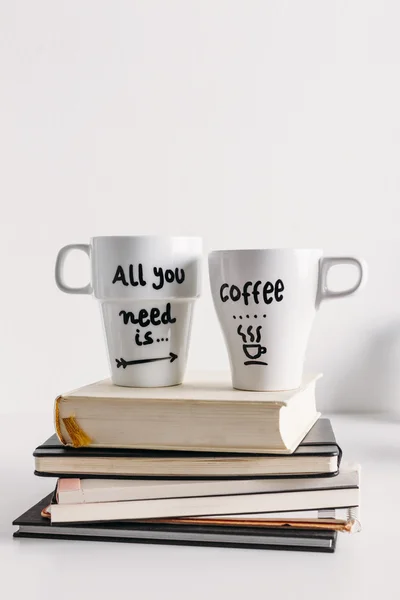 Zwei weiße Kaffeebecher mit diy Dekoration. — Stockfoto