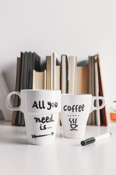 Dois caneca de café branco com decoração diy . — Fotografia de Stock