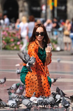 Güvercinleri beslemeye.