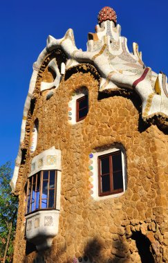 girişinde park guell Gaudi tarafından bina. Barcelona.