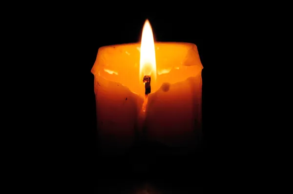 Svíčka ve tmě. — Stock fotografie