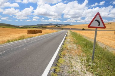 Endülüs, İspanya 'da trafik işaretli açık arazide otoyol manzarası.   