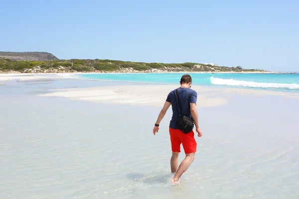 Hombre caminando a través del agua —  Fotos de Stock