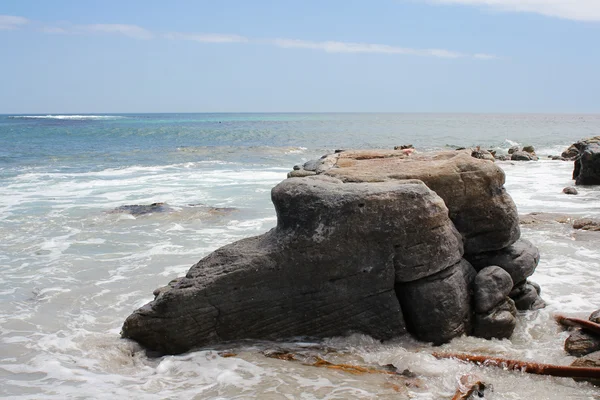 Cliff gå in havet — Stockfoto