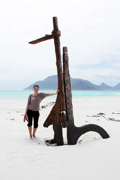 Mujer parada en Shipwreck Kakapo en la playa de kommetjie —  Fotos de Stock