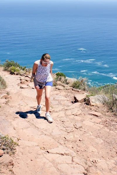 Aslanlar kafasına hiking kadın — Stok fotoğraf