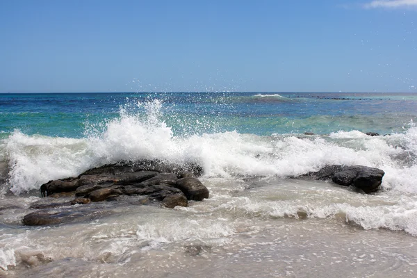 Golven gaan over kliffen in de Atlantische Oceaan — Stockfoto