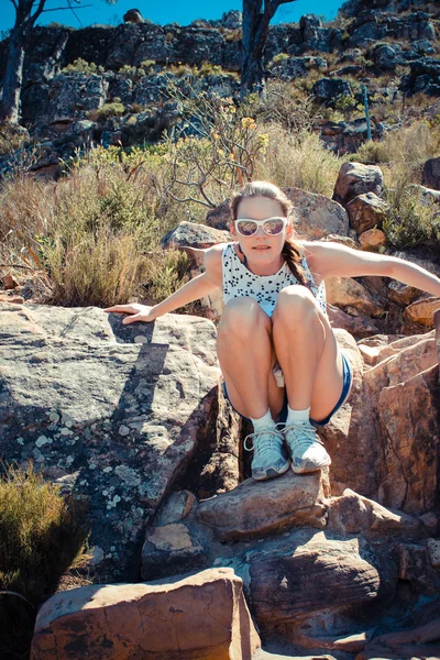 Meisje zit op rots — Stockfoto