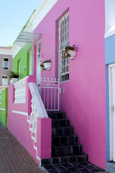 Розовый и зеленый фасад дома — стоковое фото