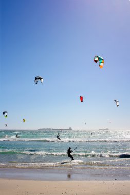 suyun içinde birçok kiteboarders