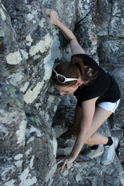 Donna che sale su una montagna — Foto Stock