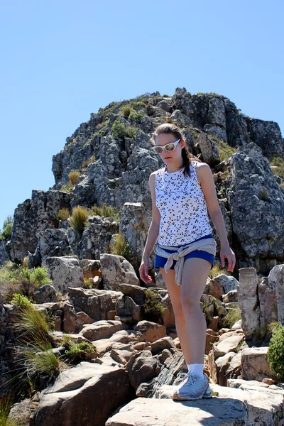 Vrouw wandelen op lions head — Stockfoto