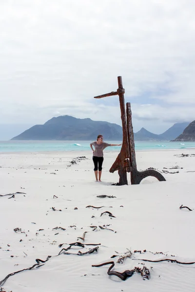 Жінка, стоячи на корабельної аварії Kakapo на пляжі kommetjie — стокове фото
