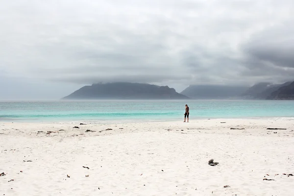 Strand von Kommetjie mit einem aufziehenden Sturm im Hintergrund lizenzfreie Stockbilder