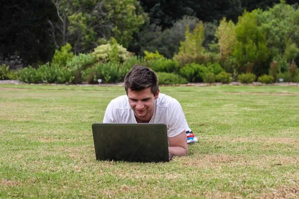 Uomo che lavora su Notebook all'aperto — Foto Stock