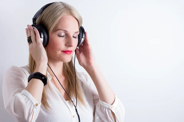 Foto van vrouw luisteren naar muziek — Stockfoto