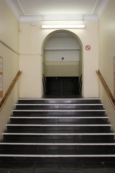 Escadaria subindo para um corredor — Fotografia de Stock